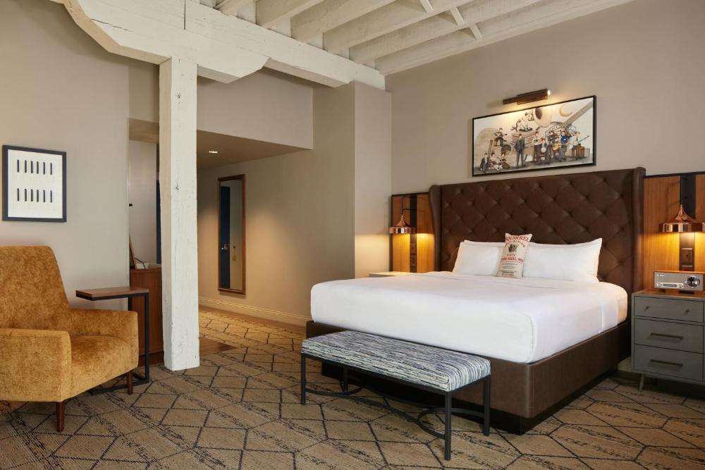 Guest Room, 1 King interior